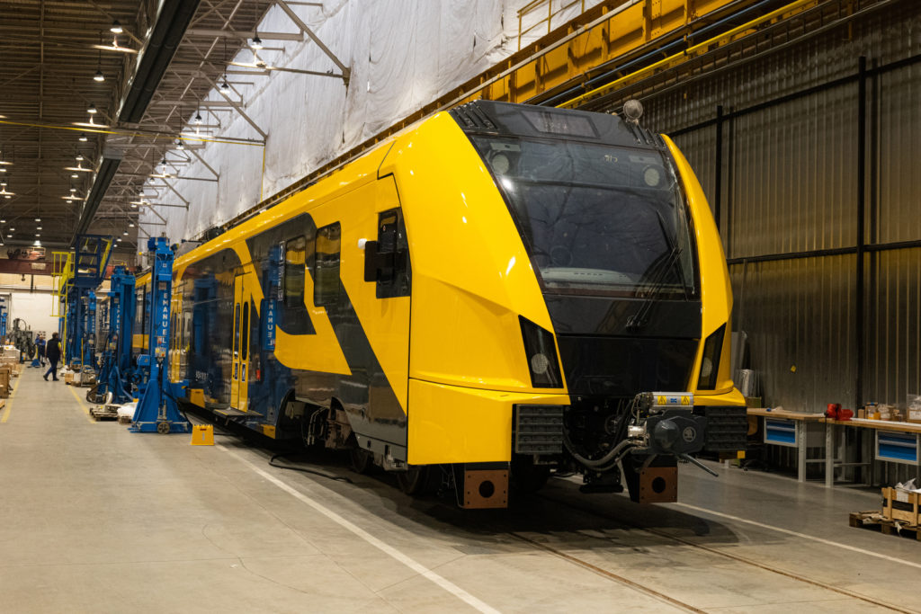 Lotyšský ministr dopravy si prohlédl výrobu vlaků od Škodovky do Lotyšska